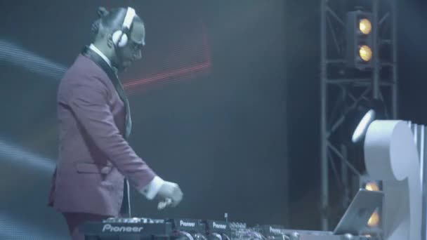Masculino DJ tocando música — Vídeo de Stock