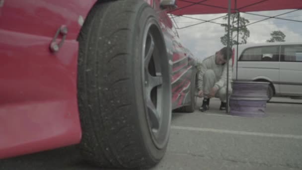 Coche de carreras en la parada. Deporte de coche. En cámara lenta. Carrera. Kiev. Ucrania — Vídeo de stock