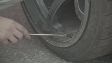 Bir yarış arabasının tekerlek tamiri. Yavaş çekim