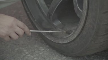 Bir yarış arabasının tekerlek tamiri. Yavaş çekim