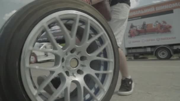 Reparación de ruedas de un coche de carreras. Movimiento lento — Vídeos de Stock