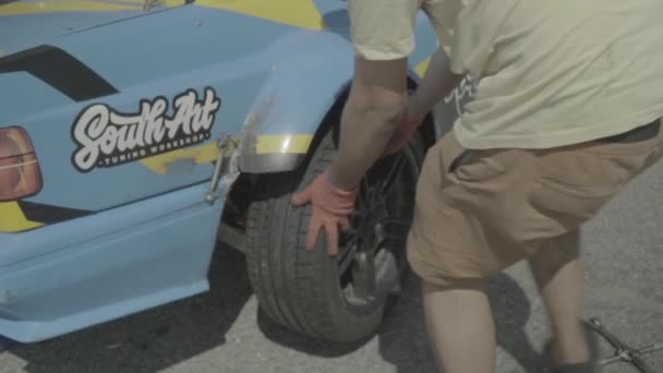 Wheel repair of a racing car. Slow motion — ストック動画