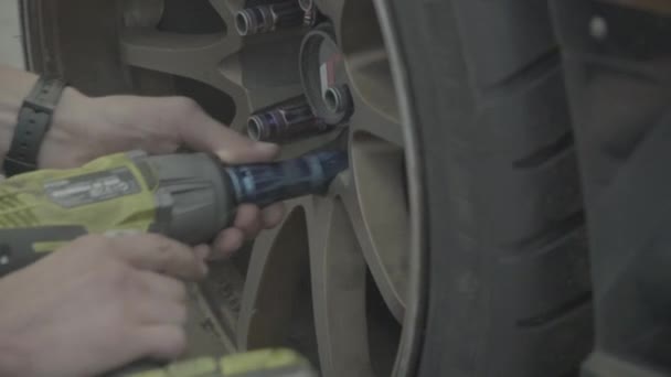 Wielreparatie van een raceauto. Langzame beweging — Stockvideo