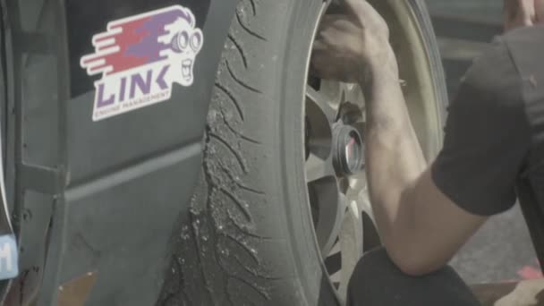 Reparación de ruedas de un coche de carreras. Movimiento lento — Vídeos de Stock