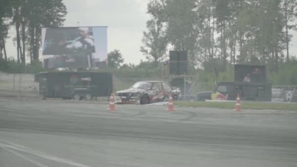 Sporty samochodowe. Wyścig. Zwolnij trochę. Kijów. Ukraina — Wideo stockowe