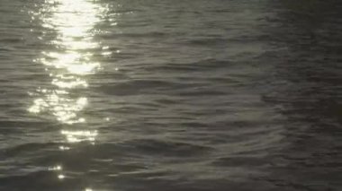 Gün batımında deniz suyu. Yakın plan. Sharm-el-Sheikh. Mısır.