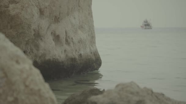 Kamienny brzeg morza. Szarm el Szejk. Stany Zjednoczone. — Wideo stockowe