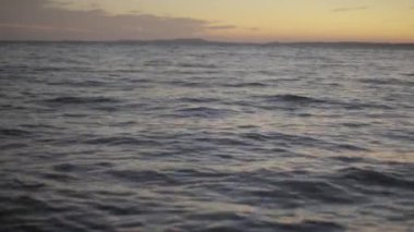 Gün batımında deniz suyu. Yakın plan. Sharm-el-Sheikh. Mısır.