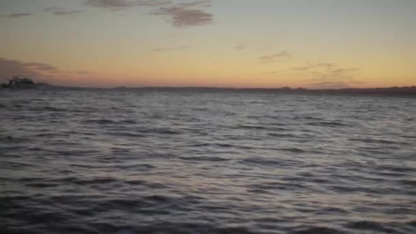 Woda morska o zachodzie słońca. Zbliżenie. Szarm-el-Szejk. Stany Zjednoczone. — Wideo stockowe