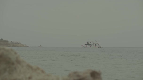 Σκάφος στη θάλασσα. Σαρμ-ελ-Σέιχ. Αίγυπτος. — Αρχείο Βίντεο