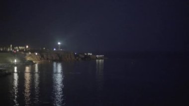 Deniz feneri gece aydınlanıyor. Zaman aşımı. Sharm el-Sheikh. Mısır.