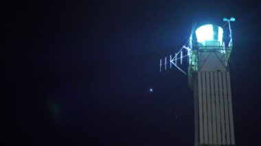 Deniz feneri gece aydınlanıyor. Zaman aşımı. Sharm el-Sheikh. Mısır.