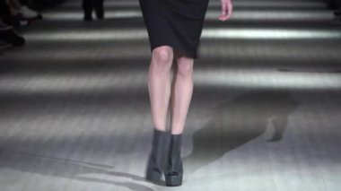Moda gösterisinde podyumda manken kız.