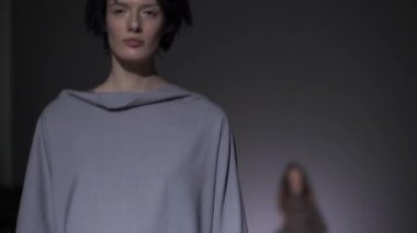 Moda gösterisinde podyumda manken kız.