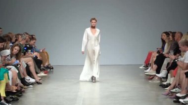 Moda gösterisinde podyumda manken kız.