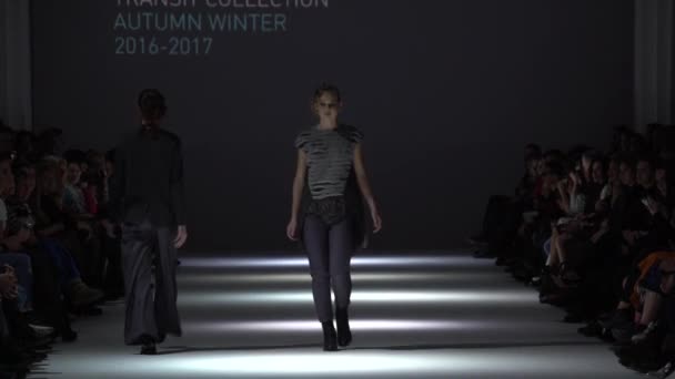 Meisje model op de catwalk bij fashion show — Stockvideo