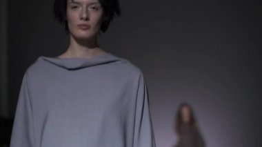 Moda gösterisinde podyumda manken kız.
