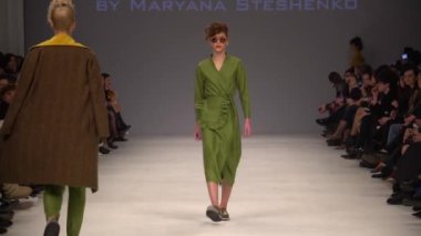 Moda gösterisinde podyumda manken kız.