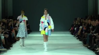 Moda gösterisinde podyumda manken kız.