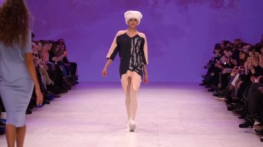 Moda gösterisinde podyumda manken kız.