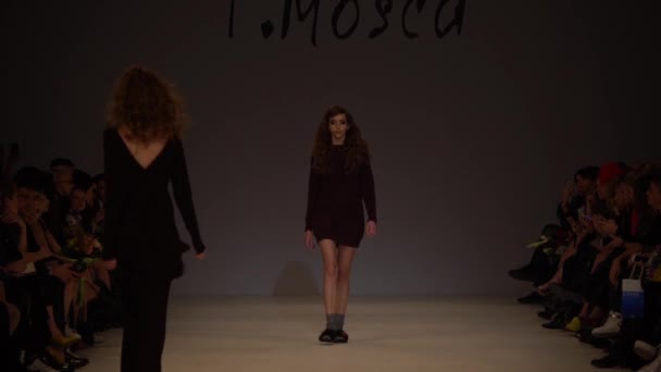Chica modelo en la pasarela en el desfile de moda — Vídeo de stock