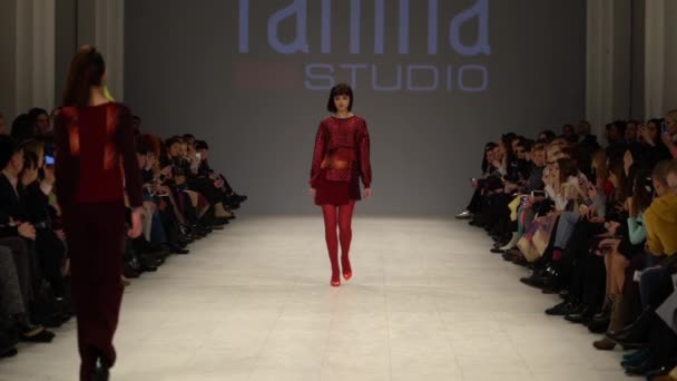 Meisje model op de catwalk bij fashion show — Stockvideo