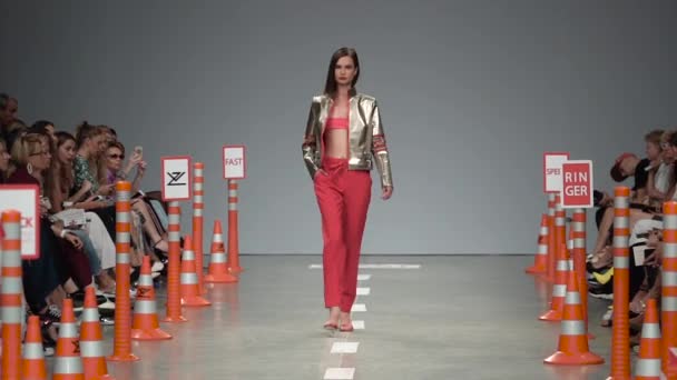 Meisje model op de catwalk bij fashion show — Stockvideo