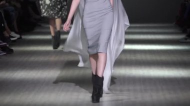 Moda gösterisinde podyumda manken kız.
