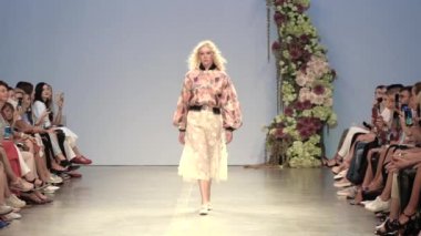 Moda gösterisinde podyumda manken kız.