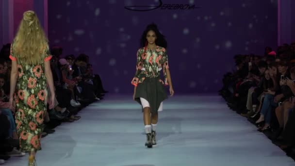 Ragazza modella in passerella alla sfilata di moda — Video Stock