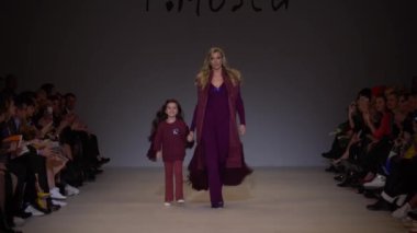 Moda gösterisinde podyumda manken kız.