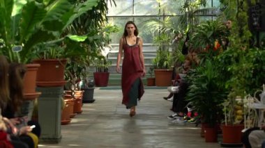 Moda gösterisinde podyumda manken kız.