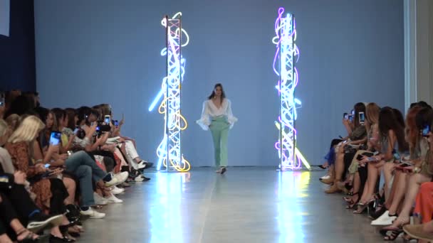 Meisje model op de catwalk bij fashion show — Stockvideo