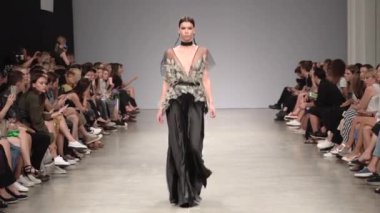Moda gösterisinde podyumda manken kız.