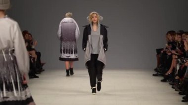 Moda gösterisinde podyumda manken kız.