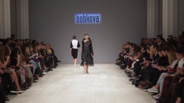 Moda gösterisinde podyumda manken kız.