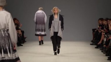 Moda gösterisinde podyumda manken kız.