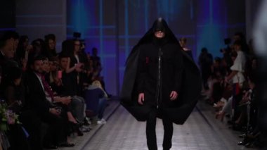 Moda gösterisinde podyumda manken kız.