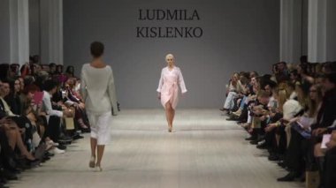 Moda gösterisinde podyumda manken kız.