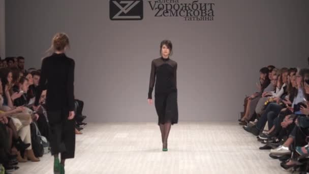 Meisje model op de catwalk bij fashion show — Stockvideo