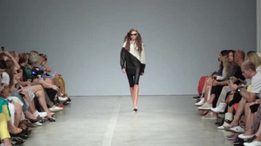 Moda gösterisinde podyumda manken kız.