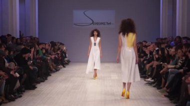 Moda gösterisinde podyumda manken kız.