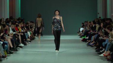 Moda gösterisinde podyumda manken kız.
