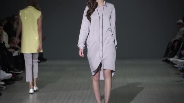 Meisje model op de catwalk bij fashion show — Stockvideo