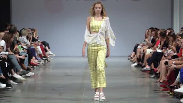 Meisje model op de catwalk bij fashion show — Stockvideo