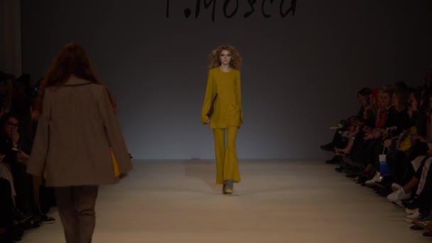 Meisje model op de catwalk bij fashion show — Stockvideo