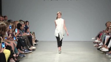 Moda gösterisinde podyumda manken kız.