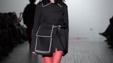 Moda gösterisinde podyumda manken kız.