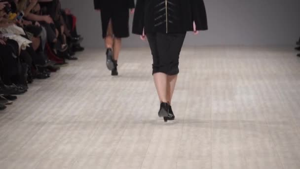 Meisje model op de catwalk bij fashion show — Stockvideo