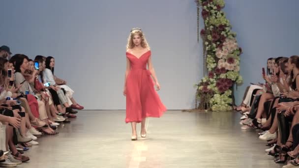 Meisje model op de catwalk bij fashion show — Stockvideo